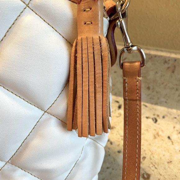 A CLASSIC. WHITE & TAN TUFTED STANDS OUT FOR SURE! - Picture 2 of 15